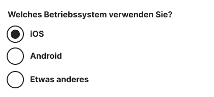Beispielhafte Umfrage mit drei Optionsfeldern, die fragt: "Welches Betriebssystem verwenden Sie?", mit den Optionen "iOS" (ausgewählt), "Android" und "Etwas anderes" (nicht ausgewählt).